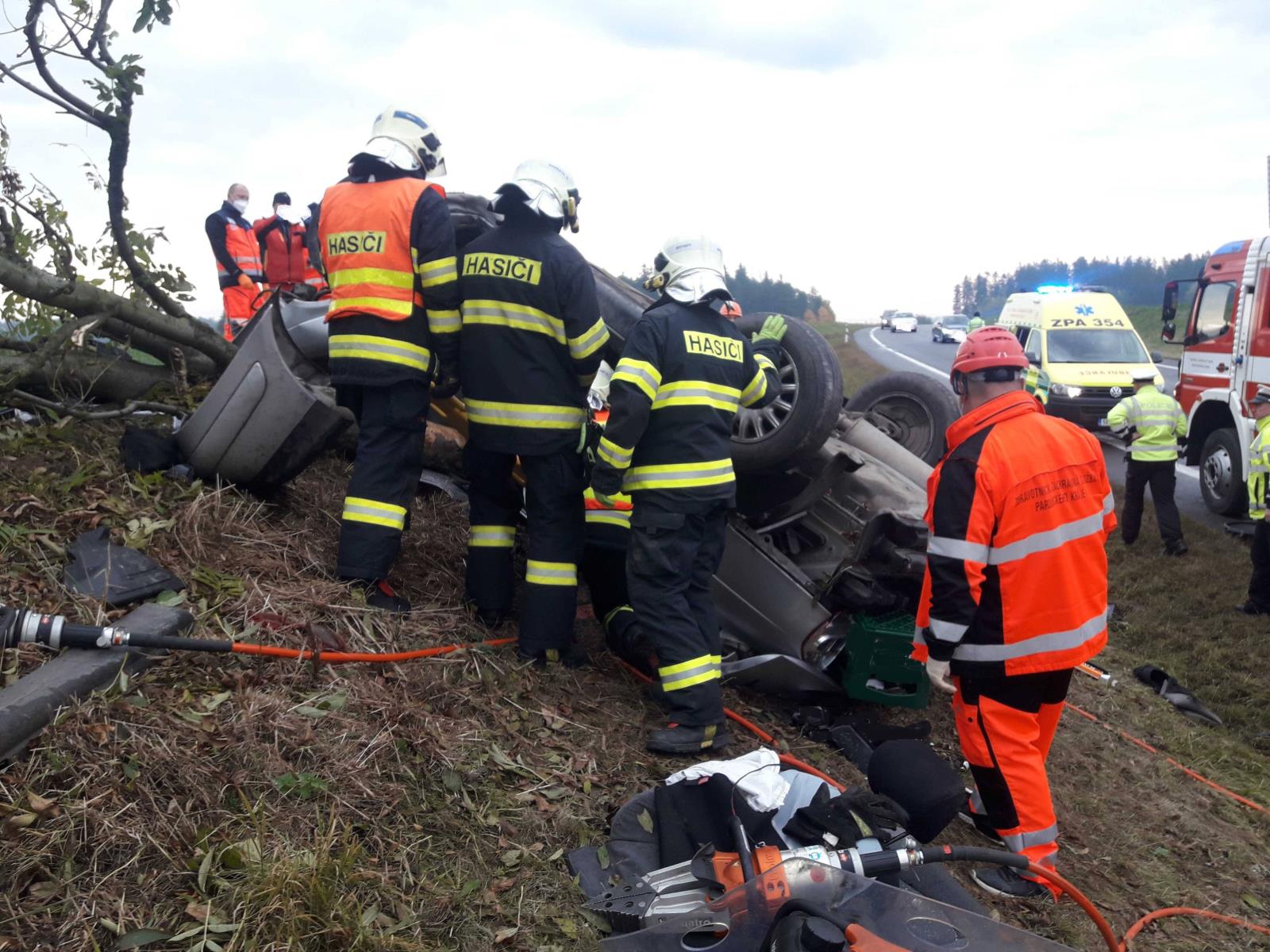 Auto v příkopu na Svitavsku2 21.10.2021.jpg