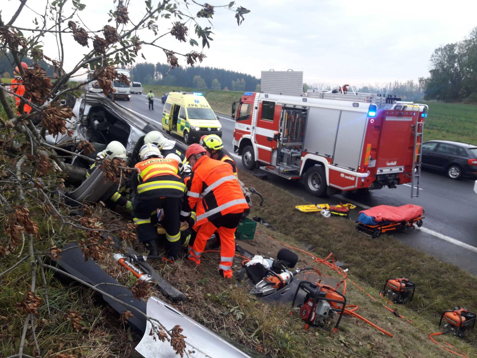 Auto v příkopu na Svitavsku4 21.10.2021.jpg