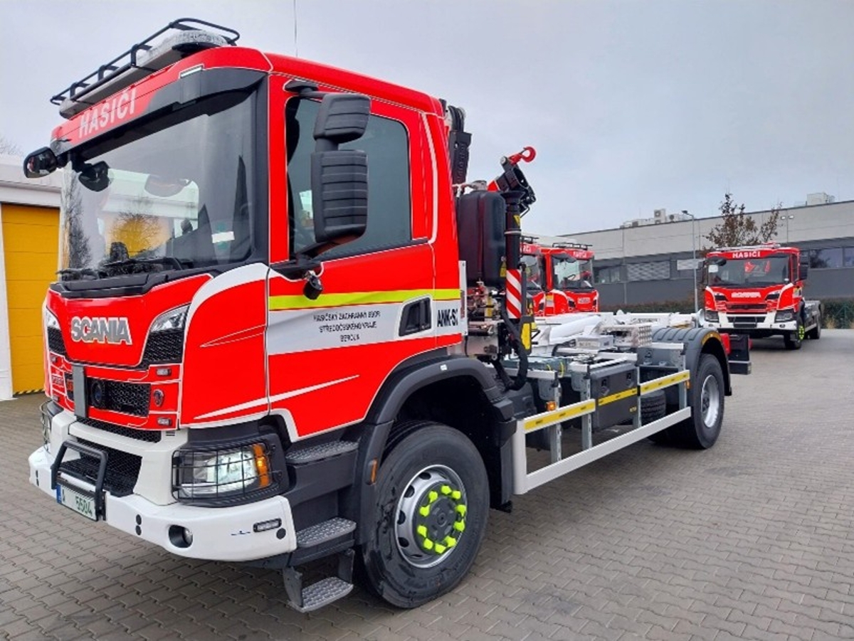 Automobilový nosič kontejnerů Scania 4x4.jpg