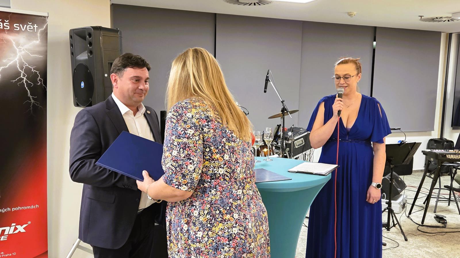 Červený kohout 2026 - předání sošek (2).jpg