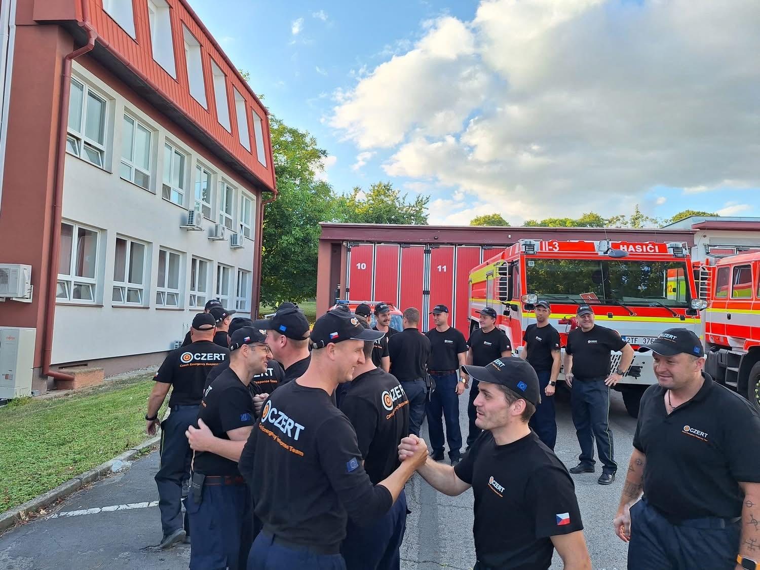 Čeští hasiči se vrátili z Řecka: druhá rotace v plném nasazení čelila náročným zásahům