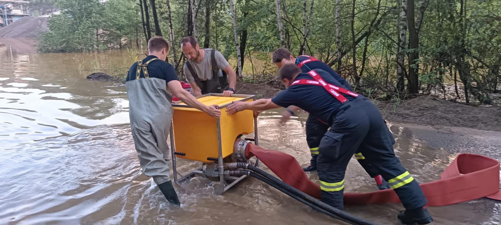 Chvaletice - lom - nasazení velkokapacitního čerpadla HZS Královéhradeckého kraje2.jpg