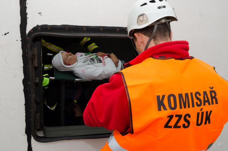 Cvičení havárie autobusu (12).jpg