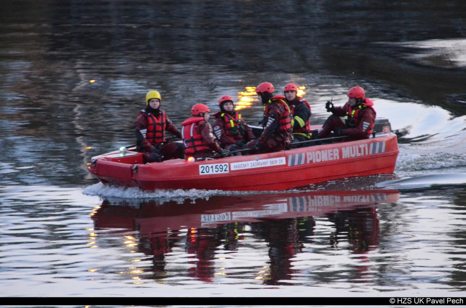 Cvičení požár lodi (3).jpg