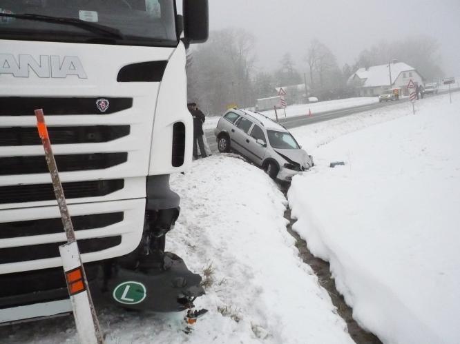 Při nehodě v Červené Vodě byla jedna osoba převezena do nemocnice