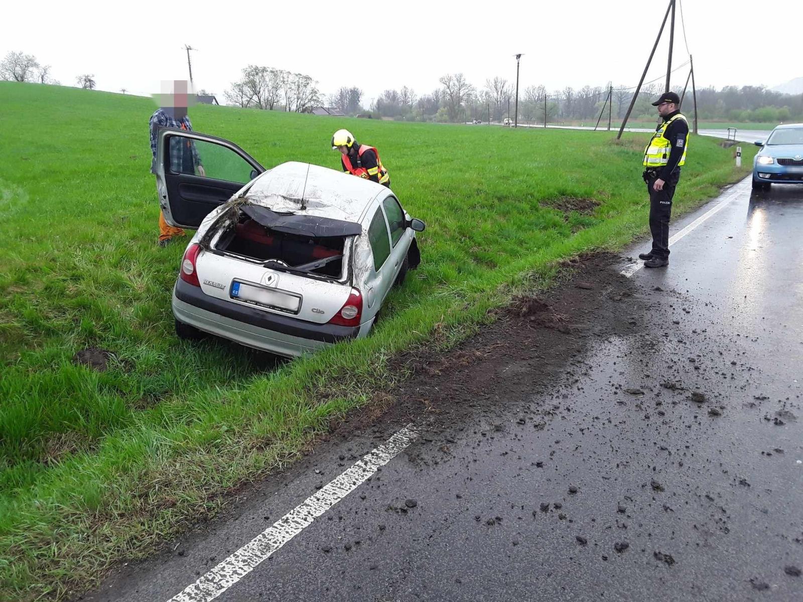 Dopravní nehoda osobního automobilu v Zákupech – Brenné se obešla bez zranění