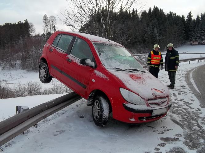 Vozidlo skončilo na svodidlech. S vyproštěním pomohli hasiči