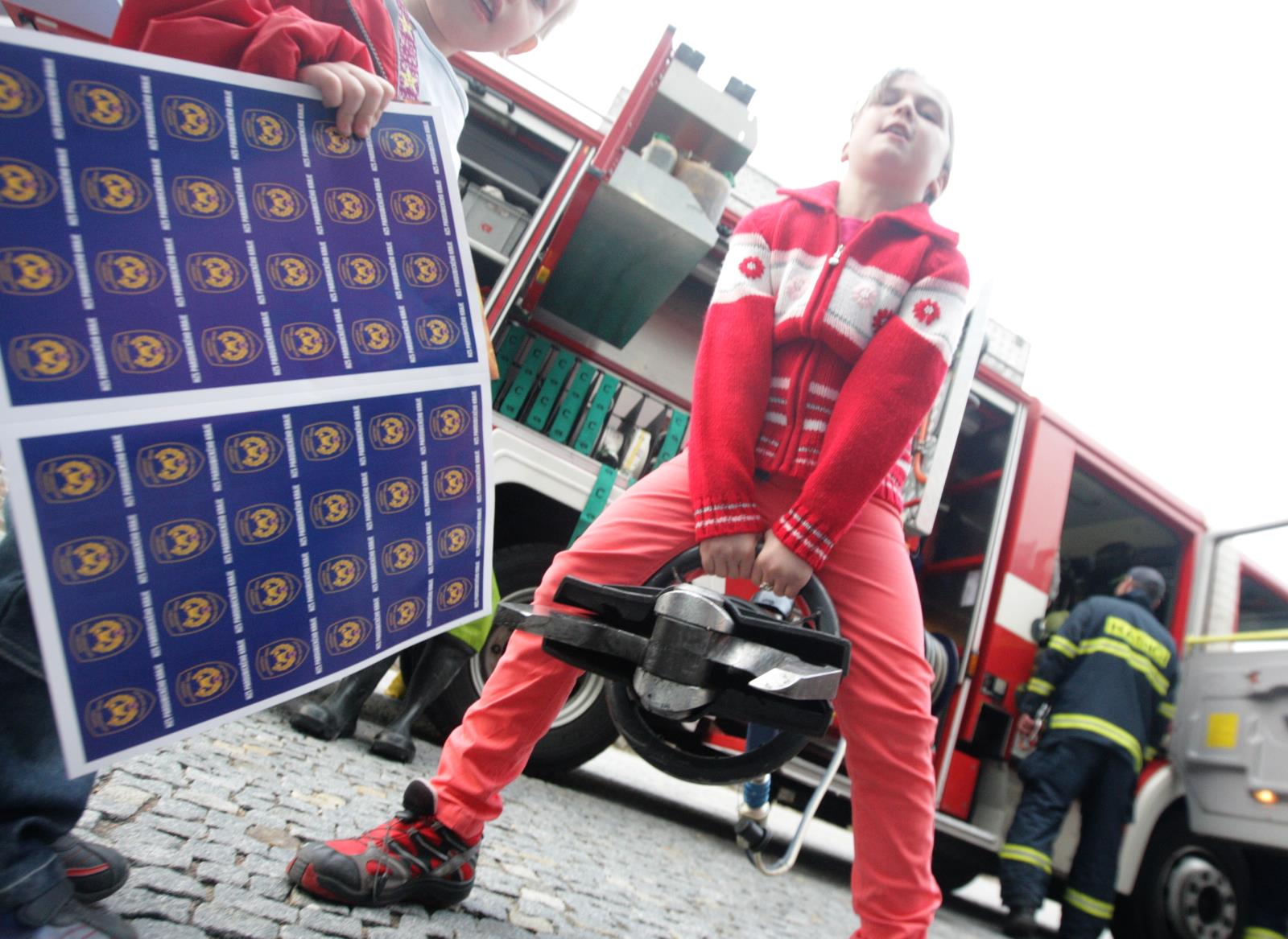 Děti s hasiči4.JPG