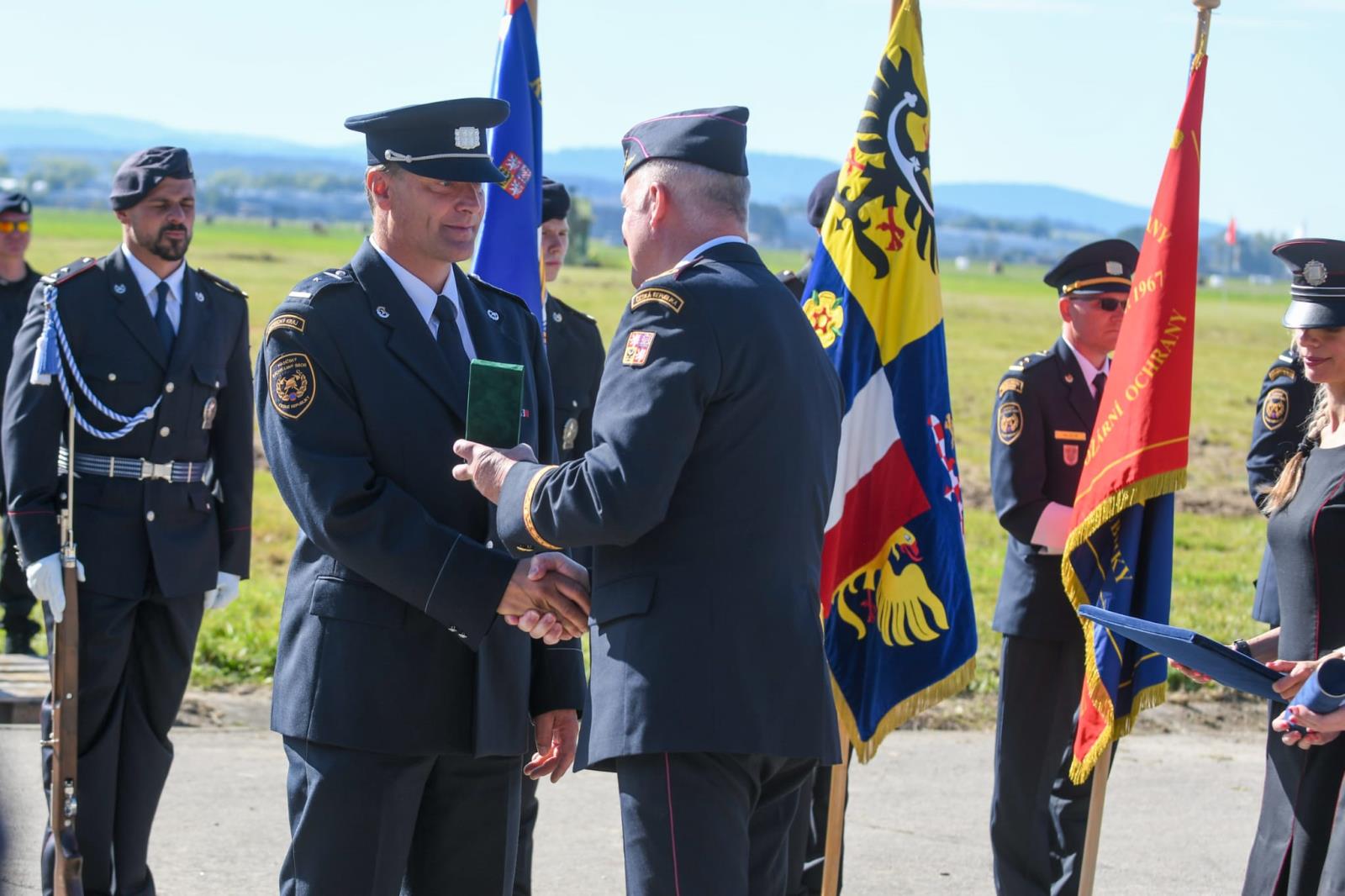 Dny NATO, ocenění příslušníka HZS LBK, foto T. Lach HZS MSK