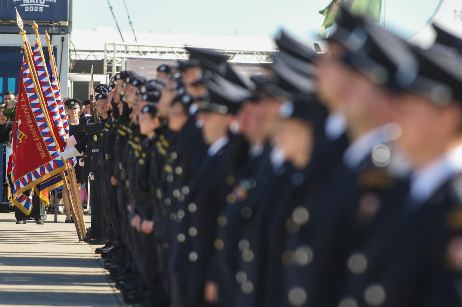 Dny NATO, ocenění příslušníka HZS LBK, foto T. Lach HZS MSK