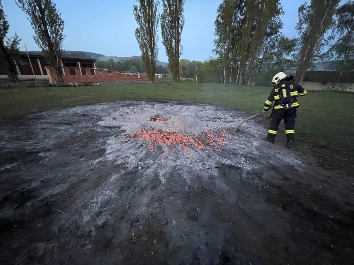 Dohašování ohně po pálení čarodějnic_HZS Libereckého kraje