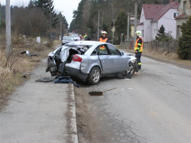 Dopravní nehoda osobního auta se třemi zraněnými.