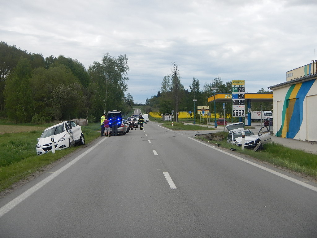Dopravní nehoda 2 OA, Jindřichův Hradec - 14. 5. 2017 (1).JPG