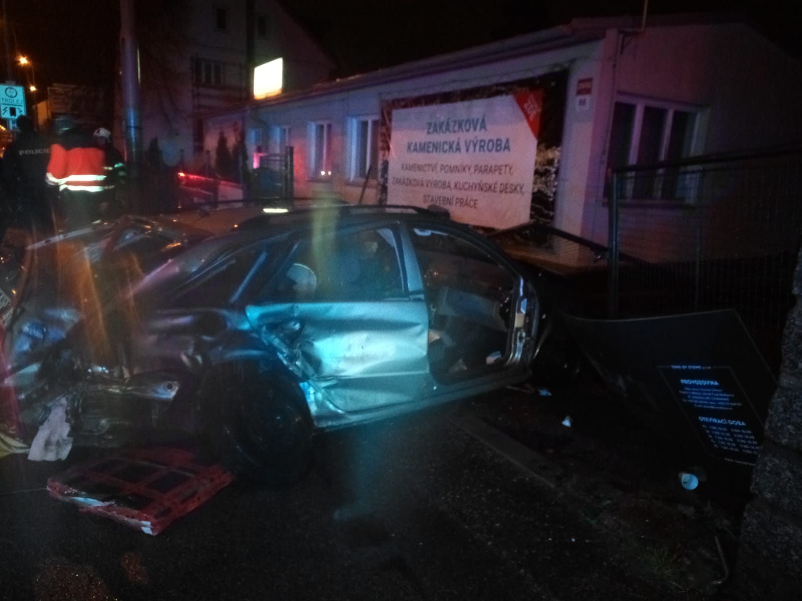 Dopravní nehoda 2 OA, České Budějovice - 9. 4. 2022 (2).jpg