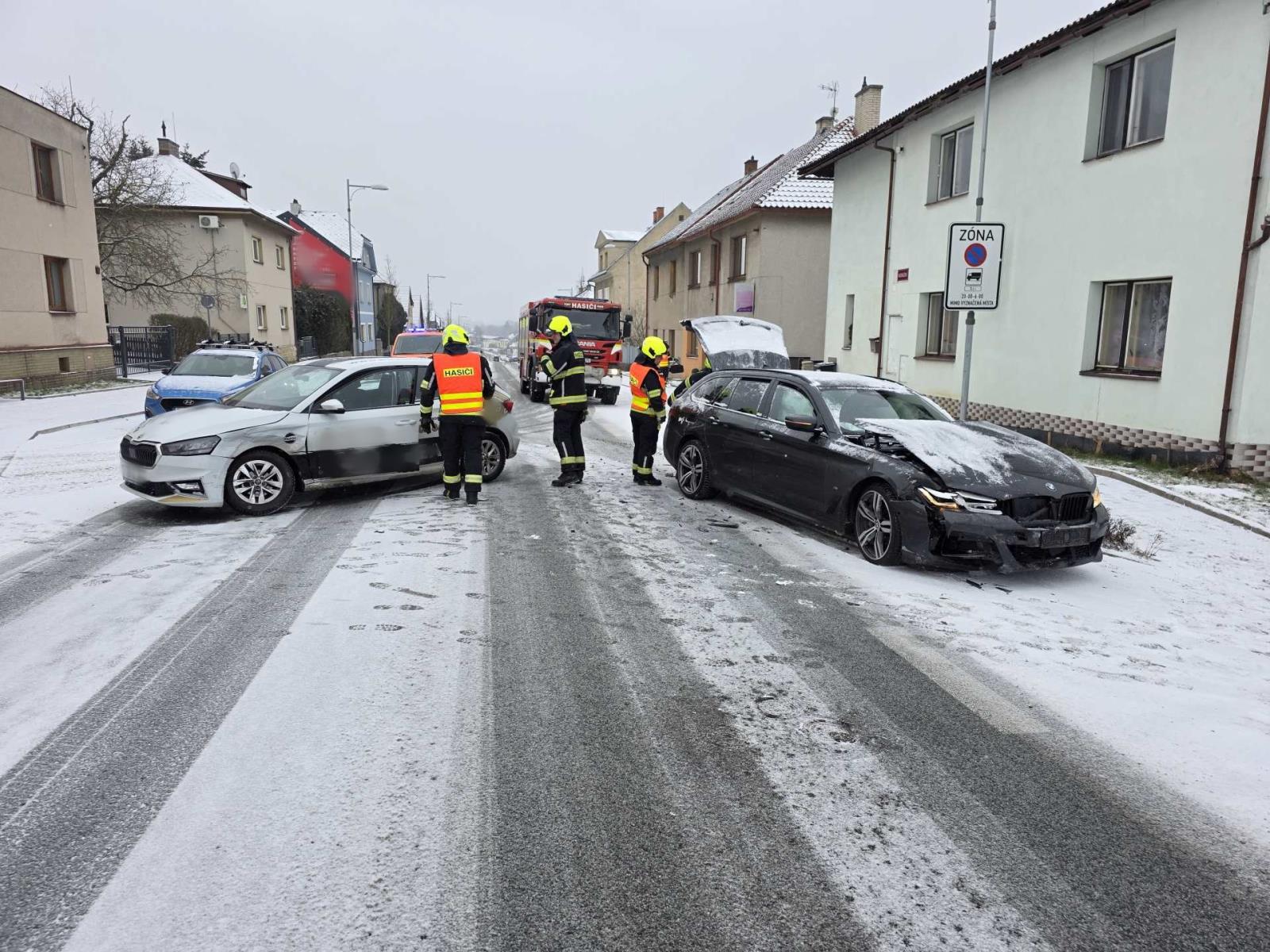 Dopravní nehoda 2 OA v Turnově si vyžádala zranění osob, pondělí 16. února 2026