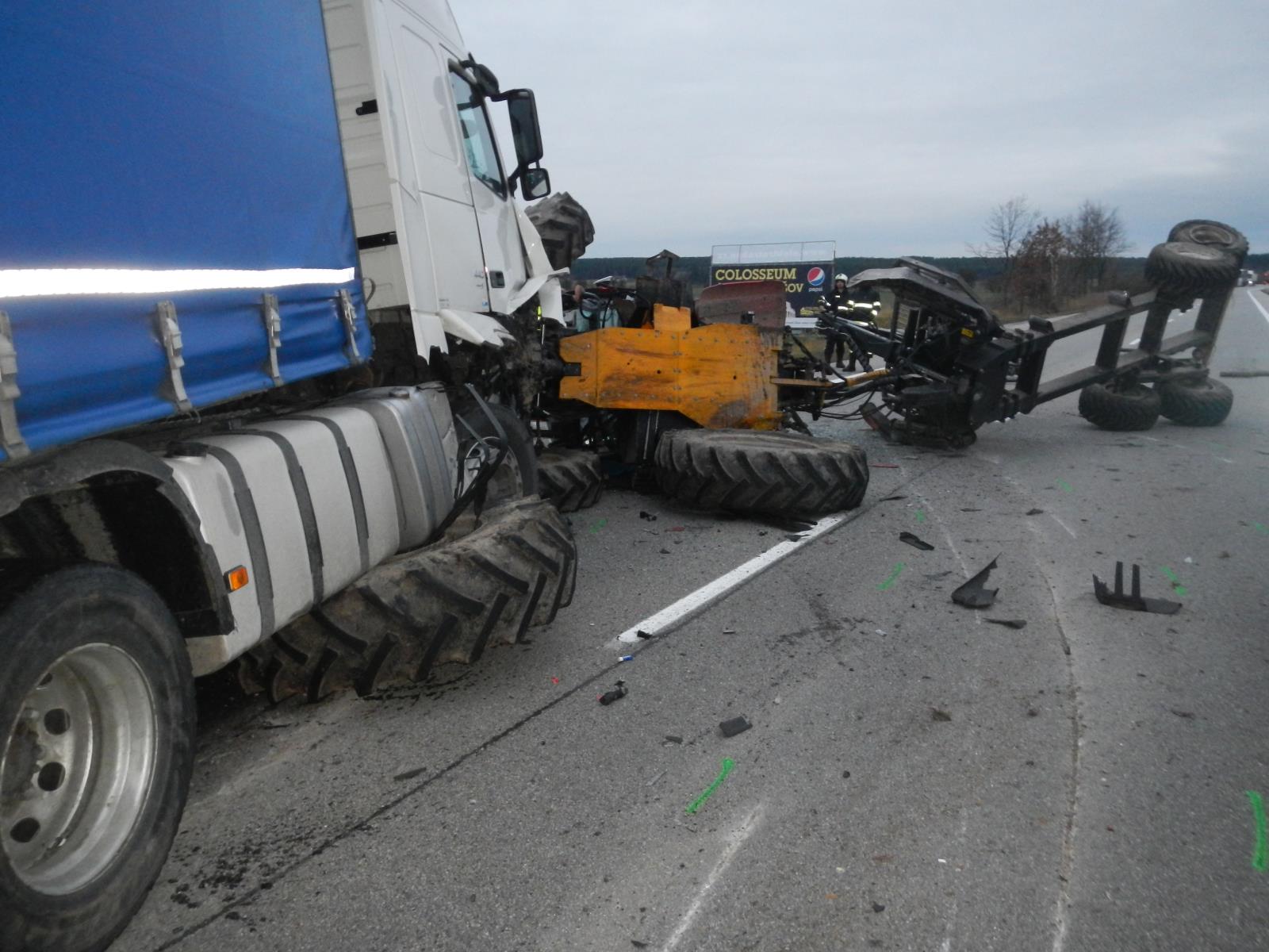 Dopravní nehoda NA a traktoru, Třeboň - 27. 11. 2017 (1).JPG