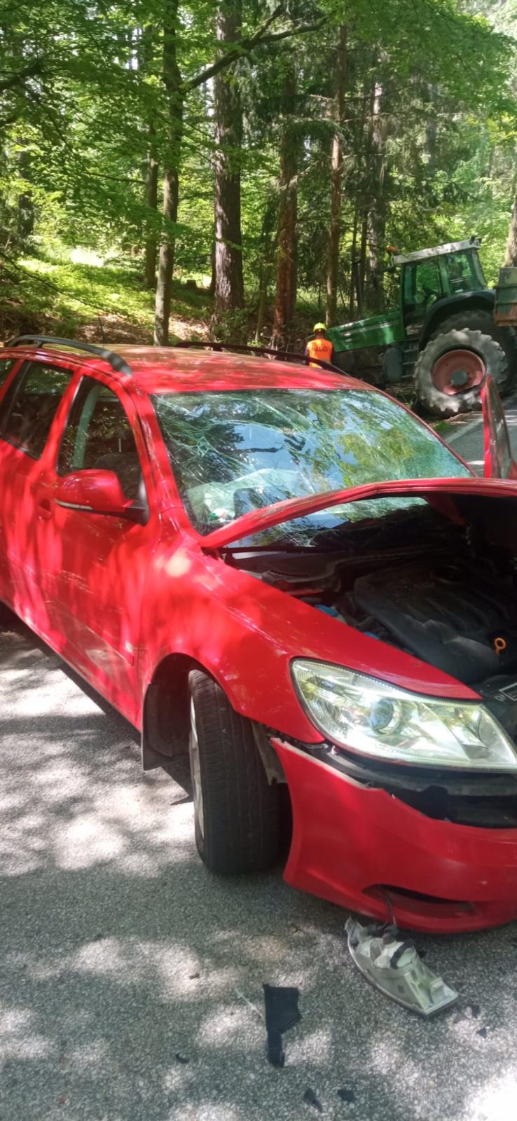 Dopravní nehoda OA, traktoru a jeřábu, Hosín - 16. 5. 2022 (3).jpg