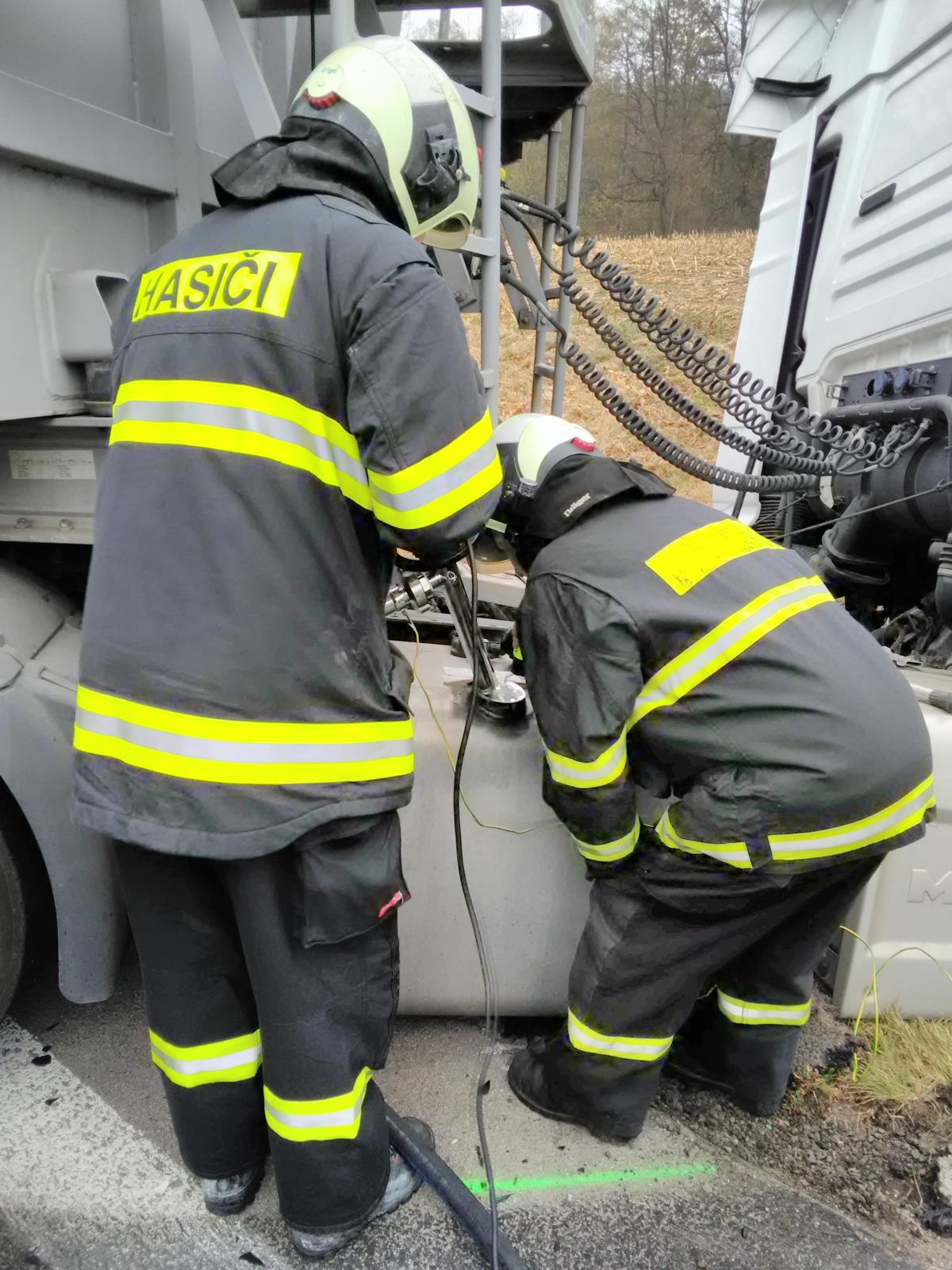 Dopravní nehoda OA a NA, Nová Olešná - 1. 11. 2021 (3).jpg
