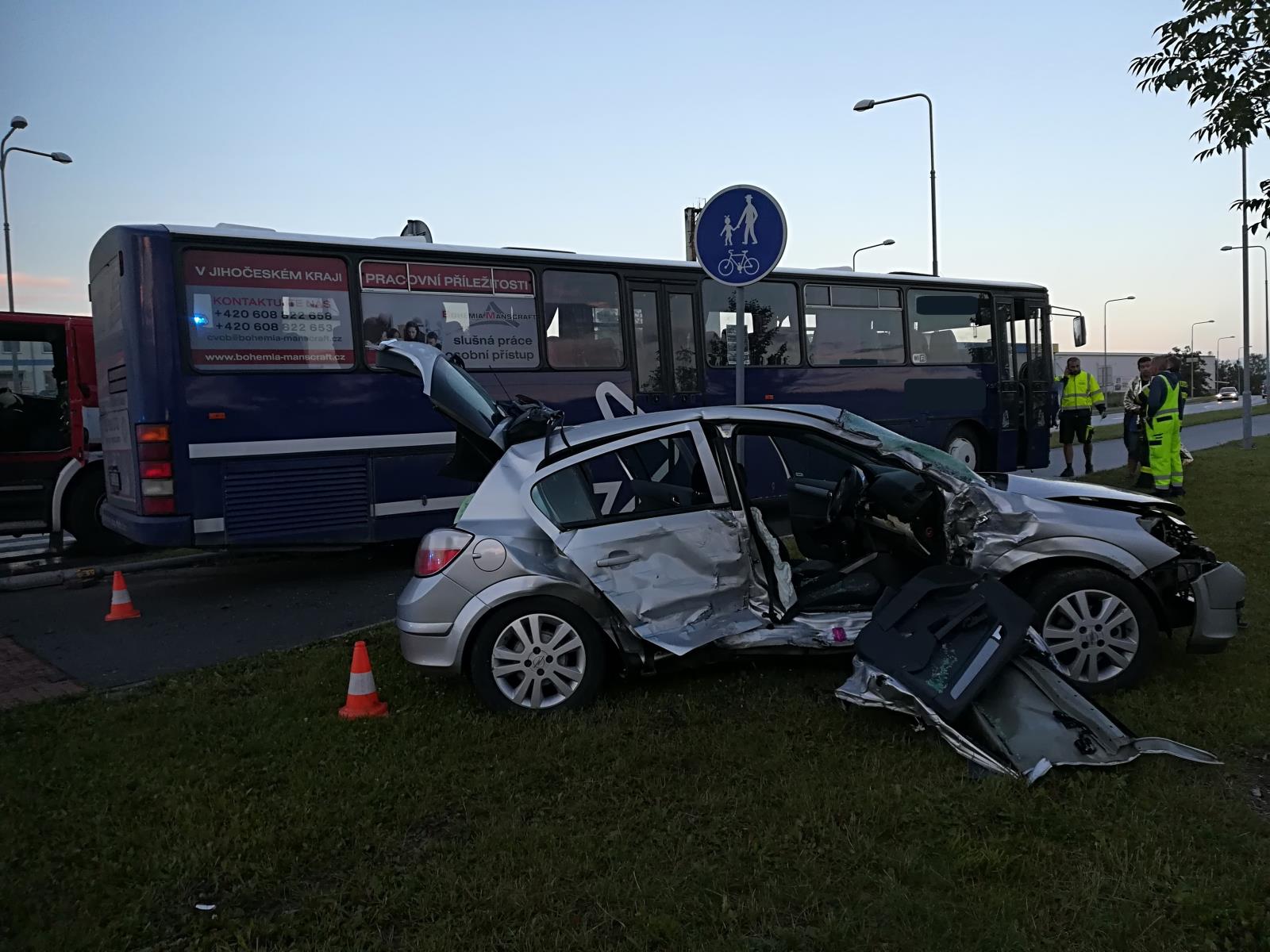 Dopravní nehoda OA a bus, České Budějovice - 22. 6. 2018 (4).jpg