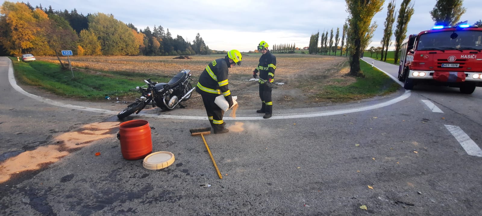 Dopravní nehoda OA a moto, Alenina Lhota - 20. 10. 2021 (1).jpg