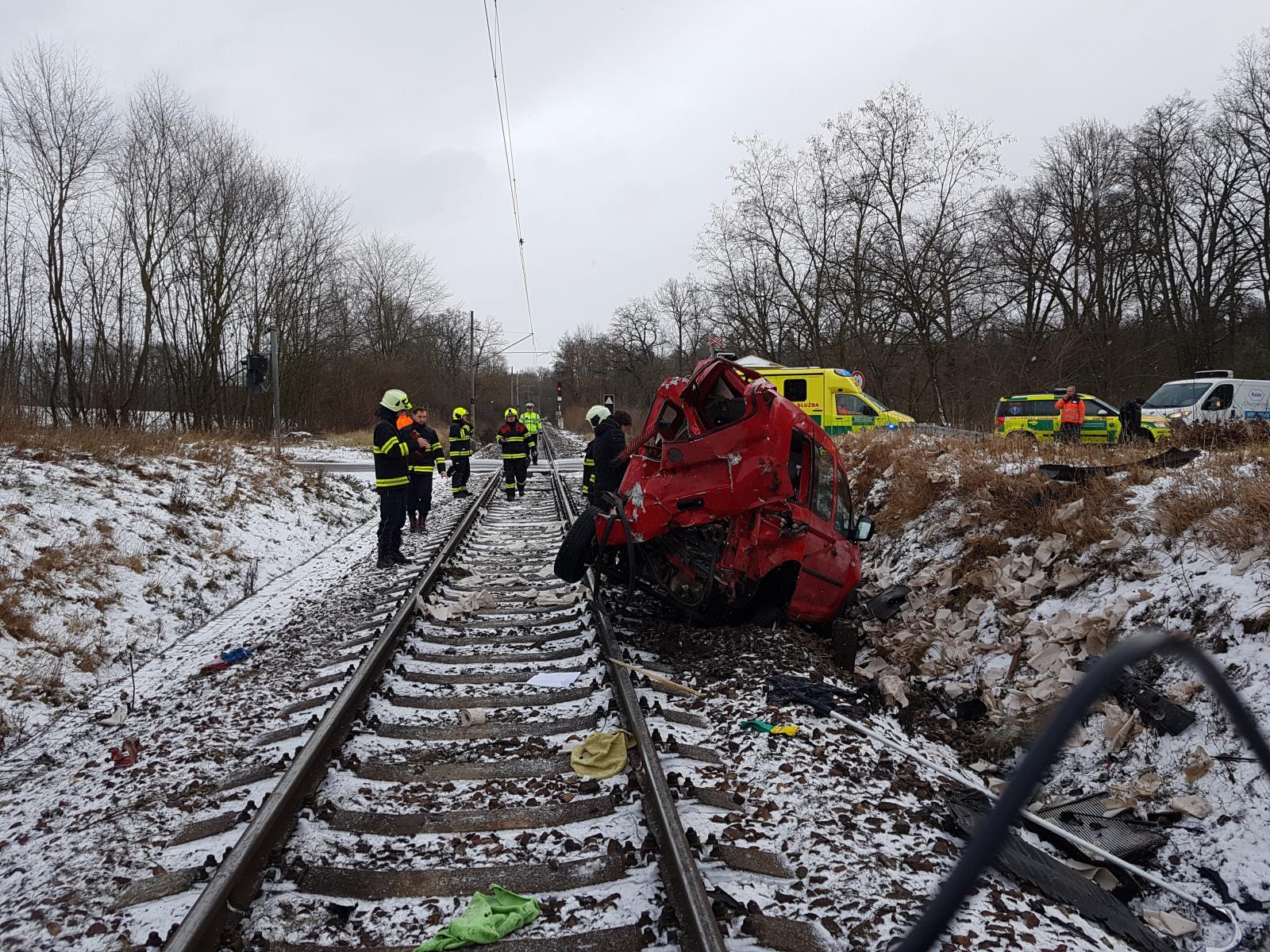 Dopravní nehoda OA a vlak, Hluboká nad Vltavou - 3. 1. 2019 (1).jpg
