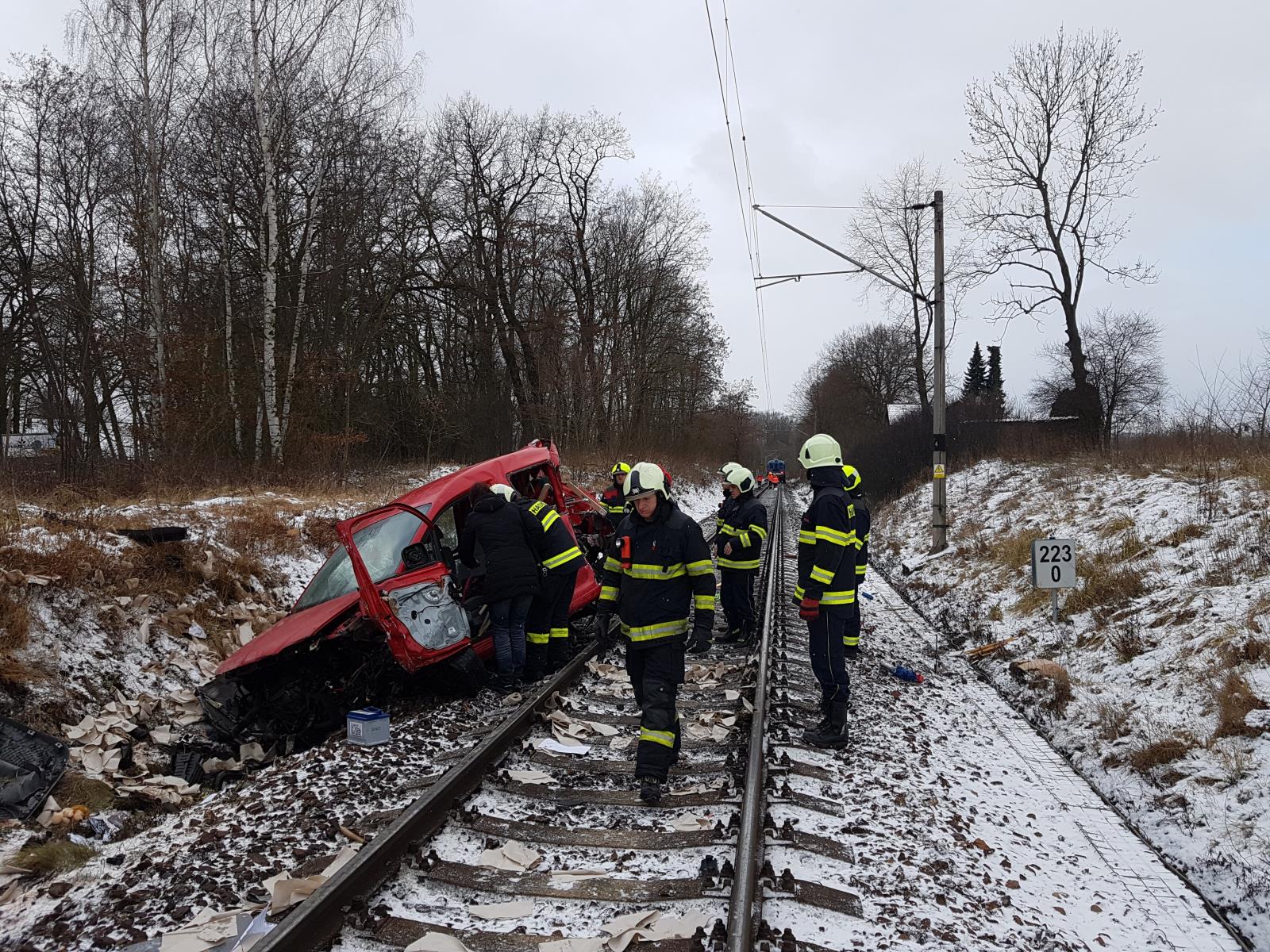 Dopravní nehoda OA a vlak, Hluboká nad Vltavou - 3. 1. 2019 (3).jpg