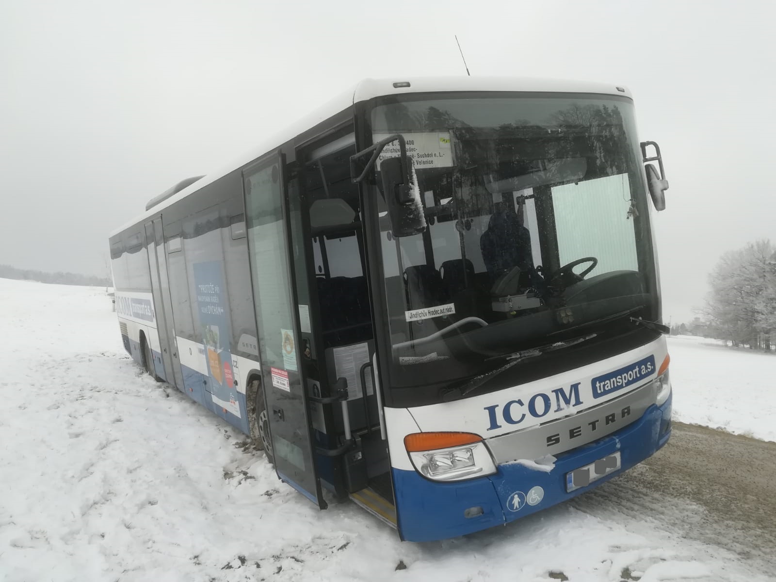 Dopravní nehoda autobusu, Mirochov - 5. 3. 2021 (1).jpg