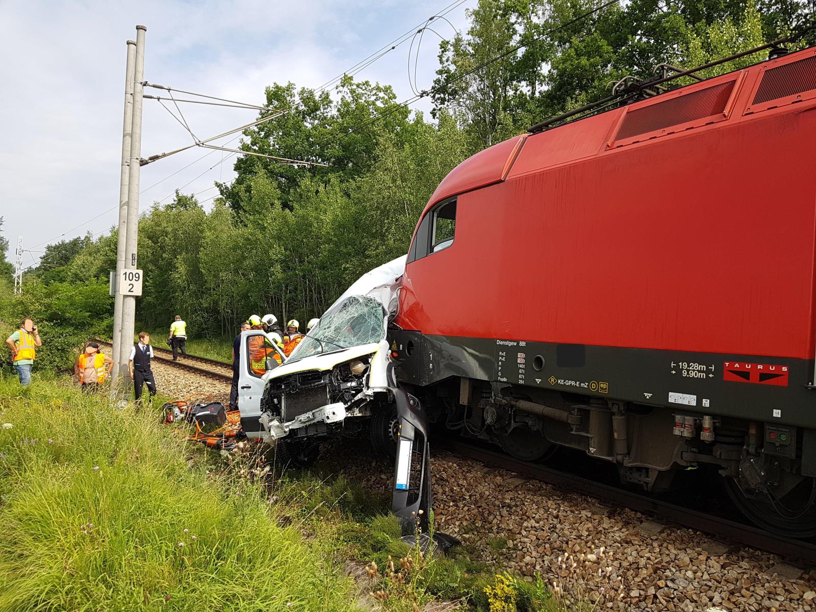 Dopravní nehoda dodávka a rychlík, Kamenný Újezd - 16. 7. 2018 (1).jpg