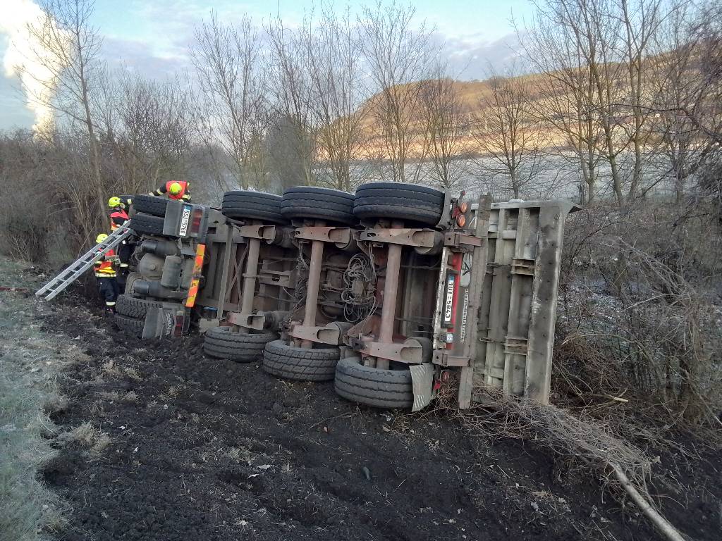 Dopravní nehoda kamionu Hostomice (6).jpeg