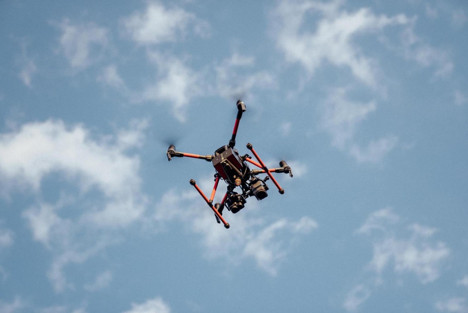 Dron ve vzduchu.jpg