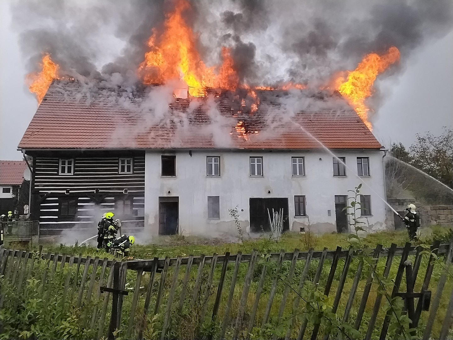 Požár dostali hasiči pod kontrolu přibližně čtvrt hodiny před 13. hod. odpolední