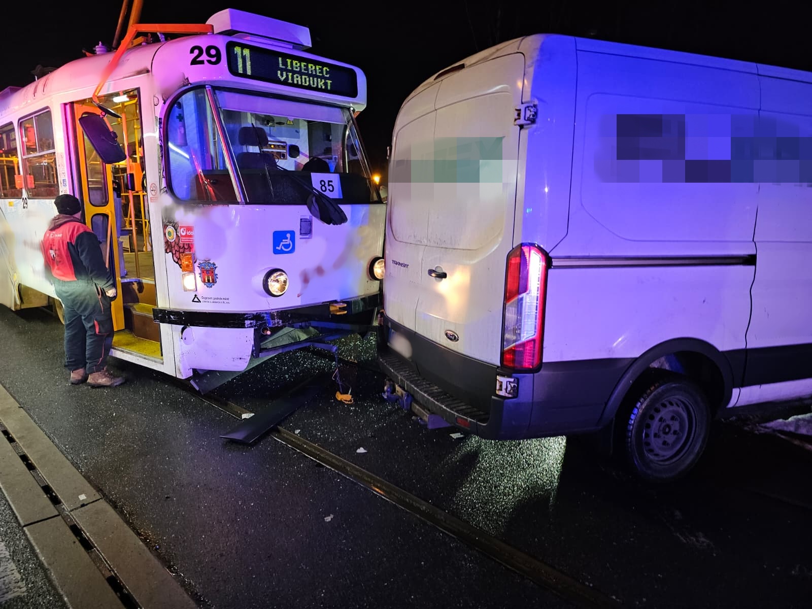 Z tramvaje se evakuovala přibližně 70 cestujících, dvě osoby byly zraněné