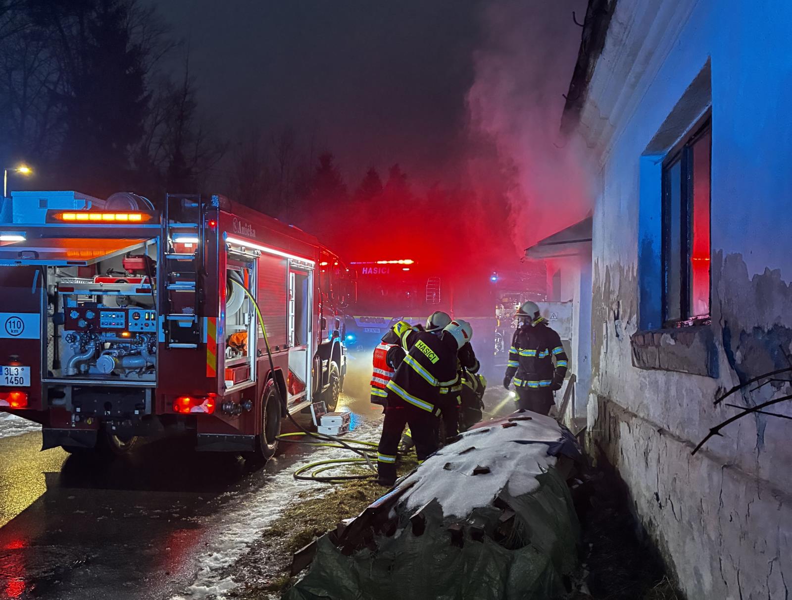 Zasahujícím hasičům se podařilo zachránit nejen jeden lidský život, ale i čtyři zvířata