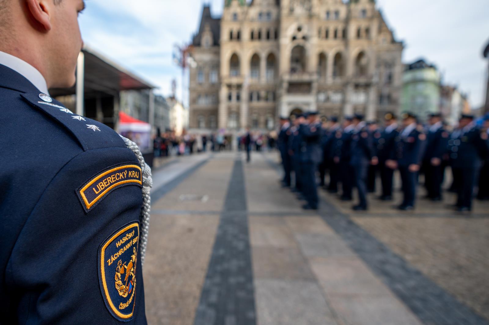 Foto ze slavnostního ceremoniálu před libereckou radnicí