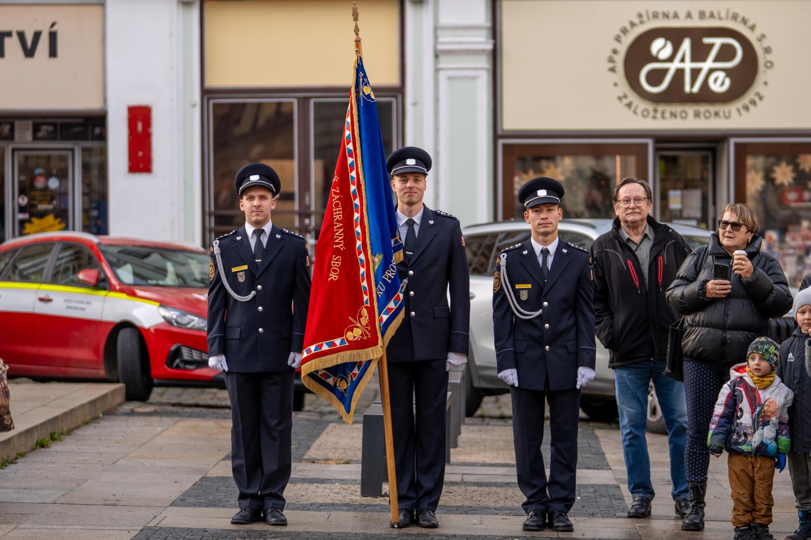 Foto ze slavnostního ceremoniálu před libereckou radnicí