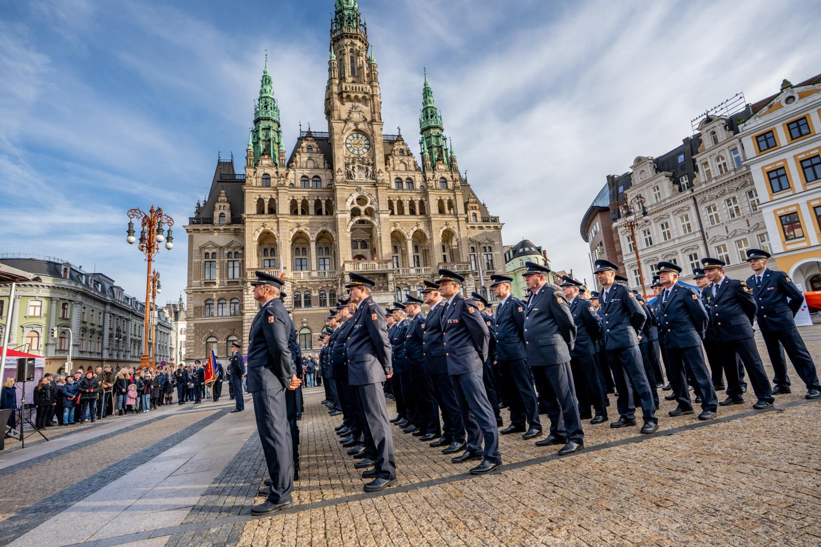 Foto ze slavnostního ceremoniálu před libereckou radnicí