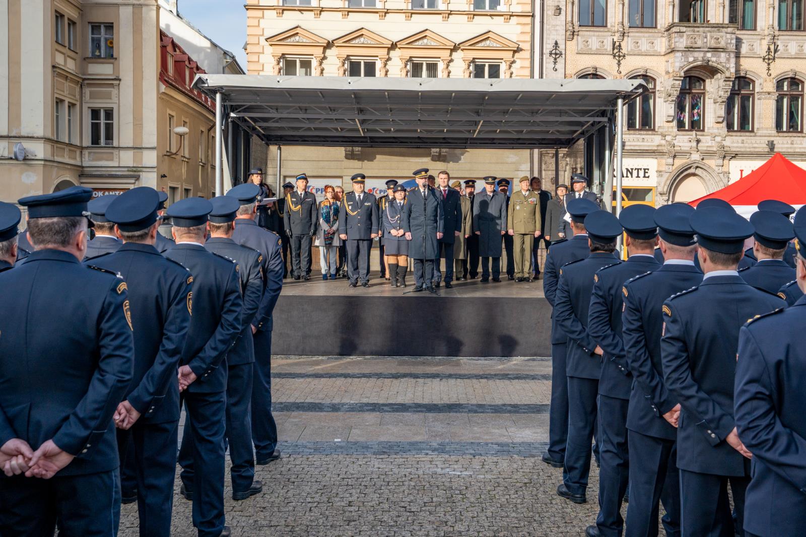 Foto ze slavnostního ceremoniálu před libereckou radnicí