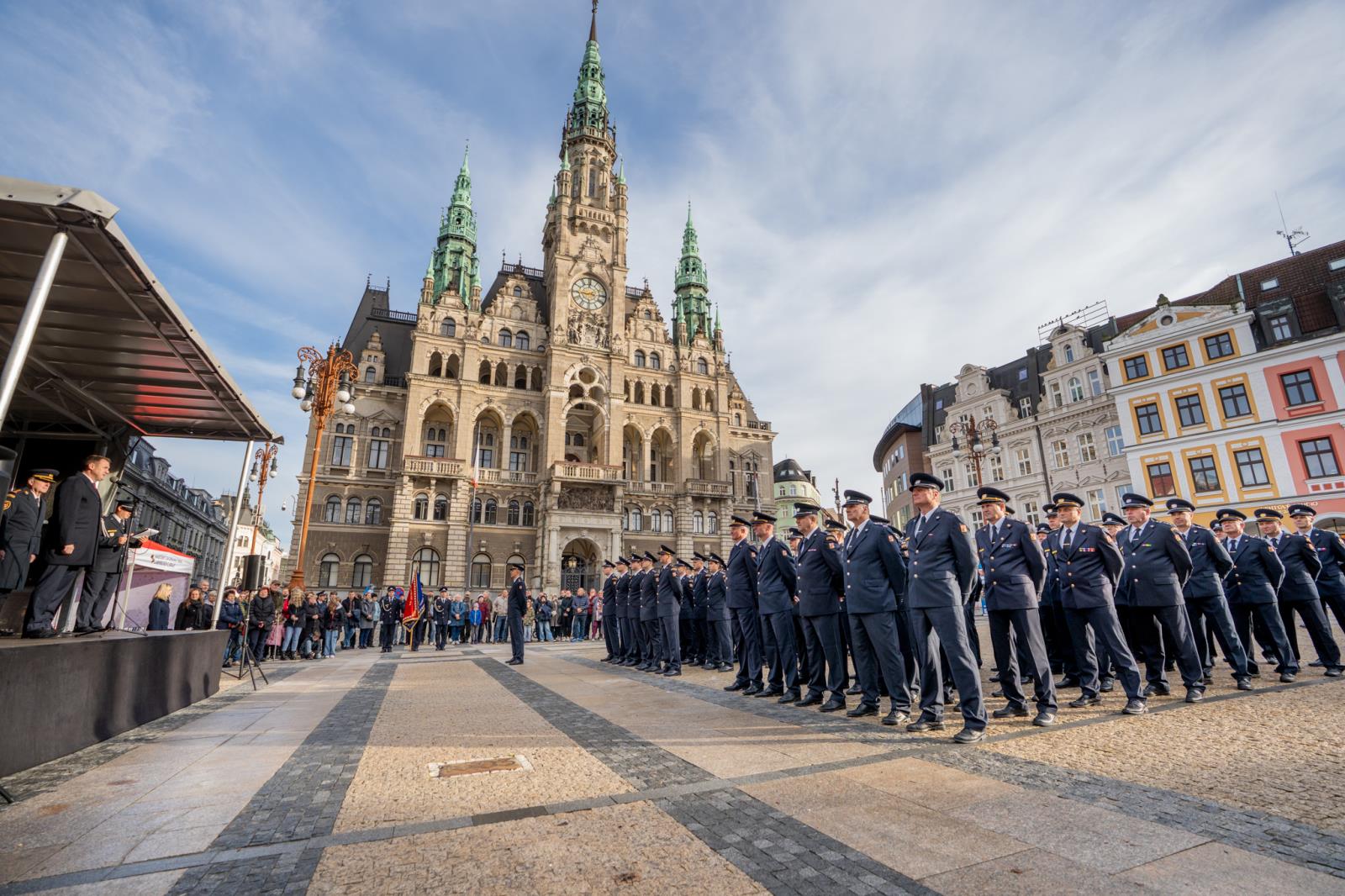 Foto ze slavnostního ceremoniálu před libereckou radnicí