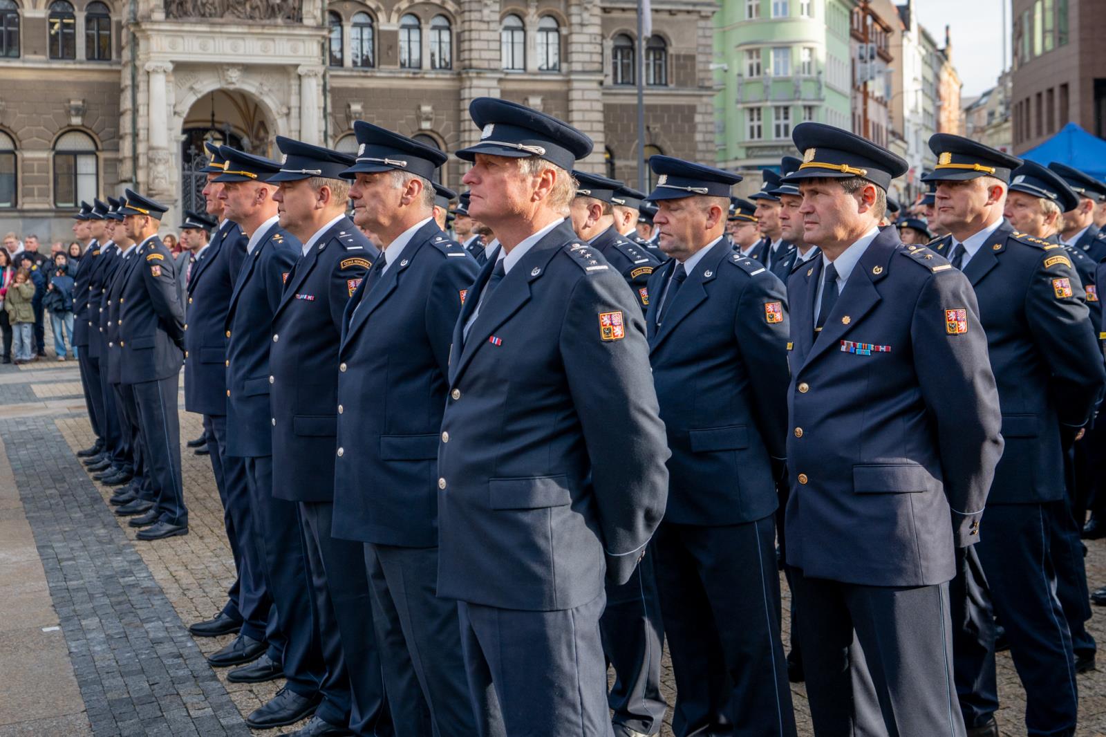 Foto ze slavnostního ceremoniálu před libereckou radnicí