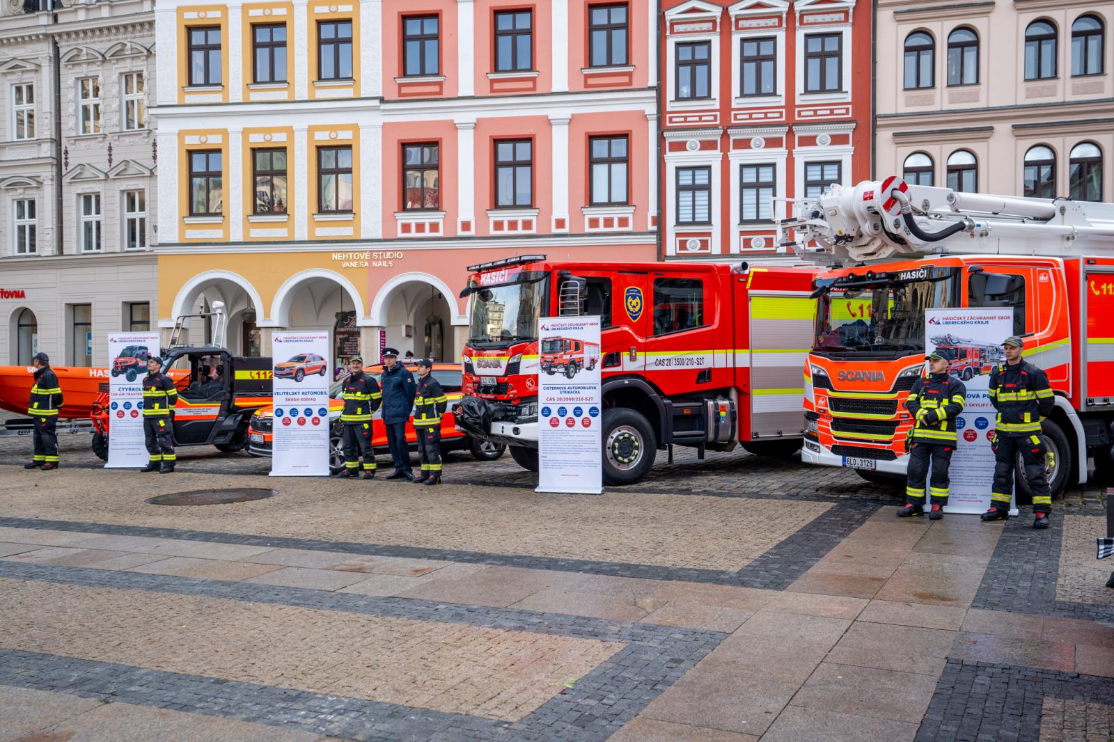 Foto ze slavnostního ceremoniálu před libereckou radnicí