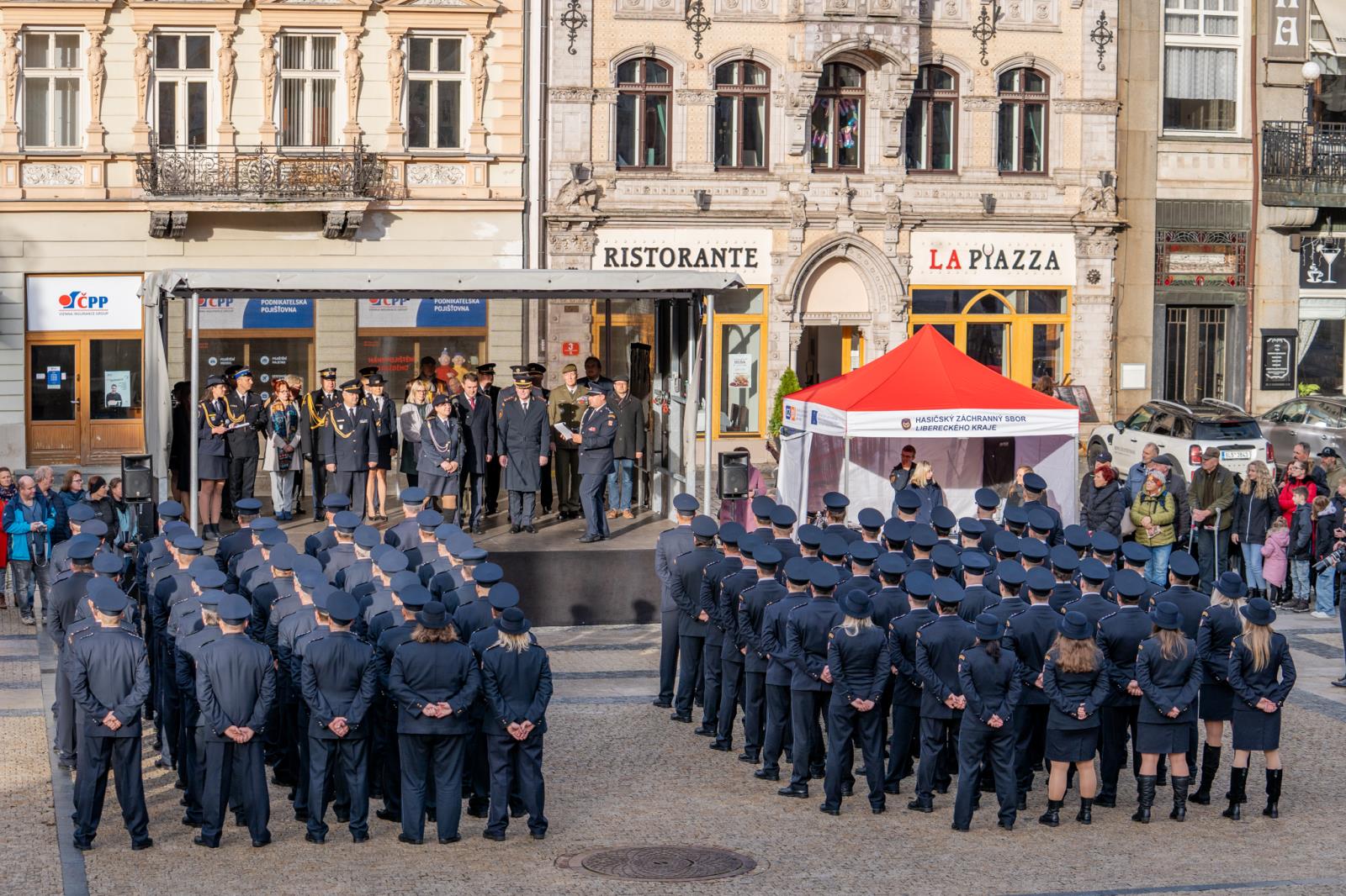 Foto ze slavnostního ceremoniálu před libereckou radnicí