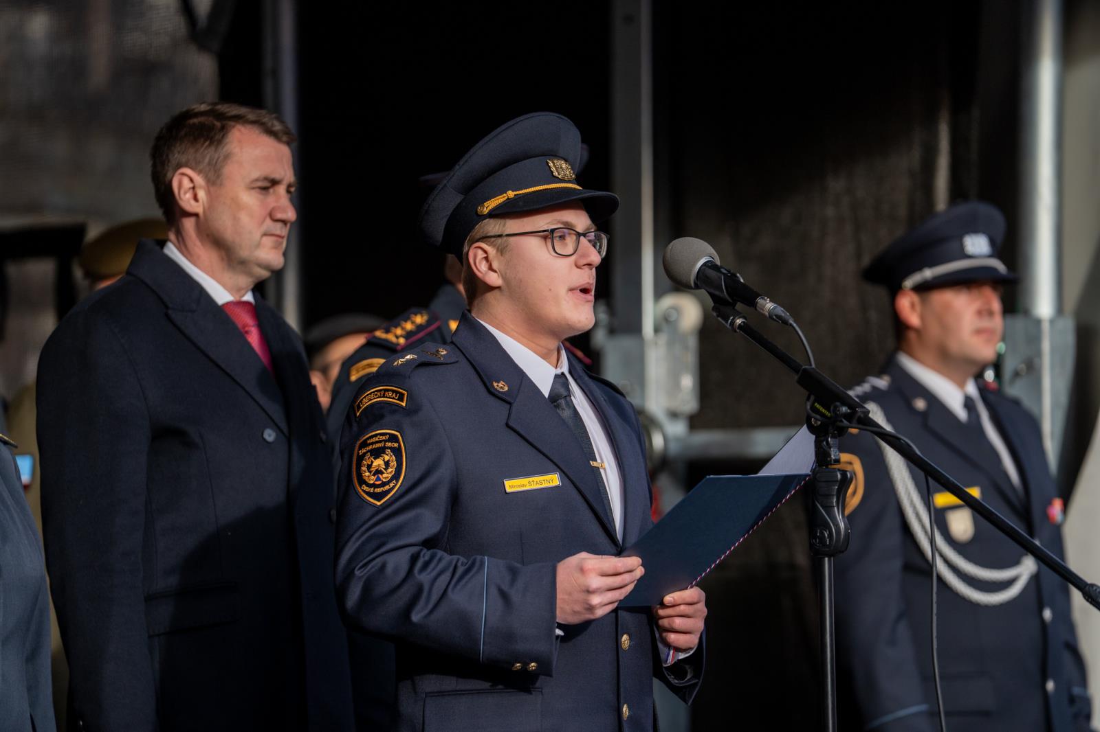 Foto ze slavnostního ceremoniálu před libereckou radnicí