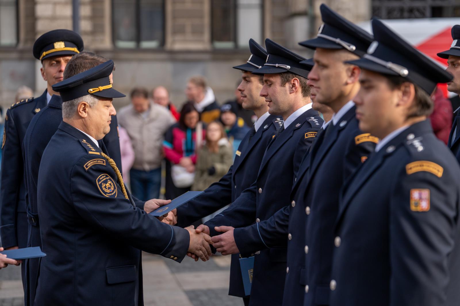 Foto ze slavnostního ceremoniálu před libereckou radnicí