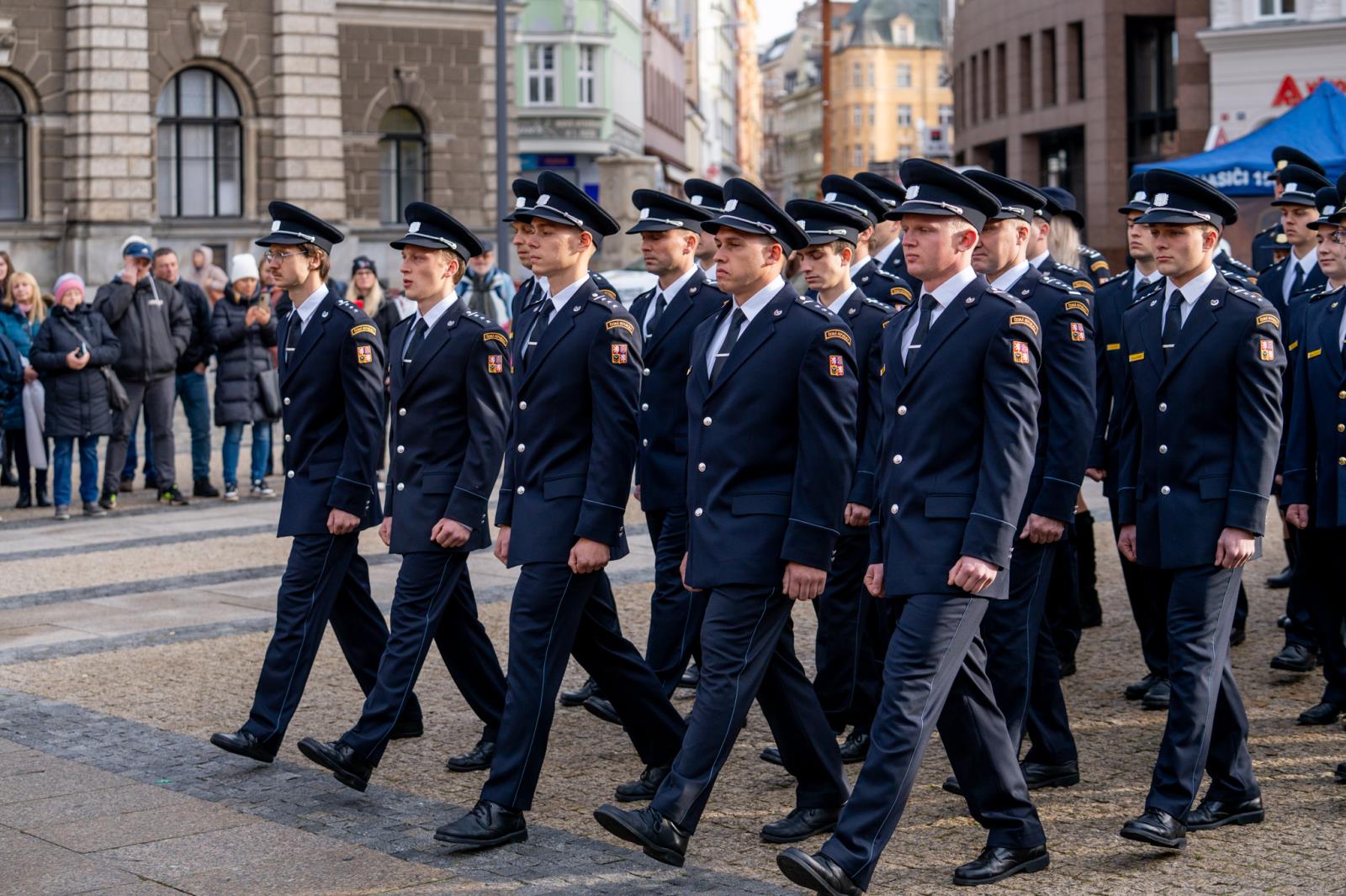 Foto ze slavnostního ceremoniálu před libereckou radnicí