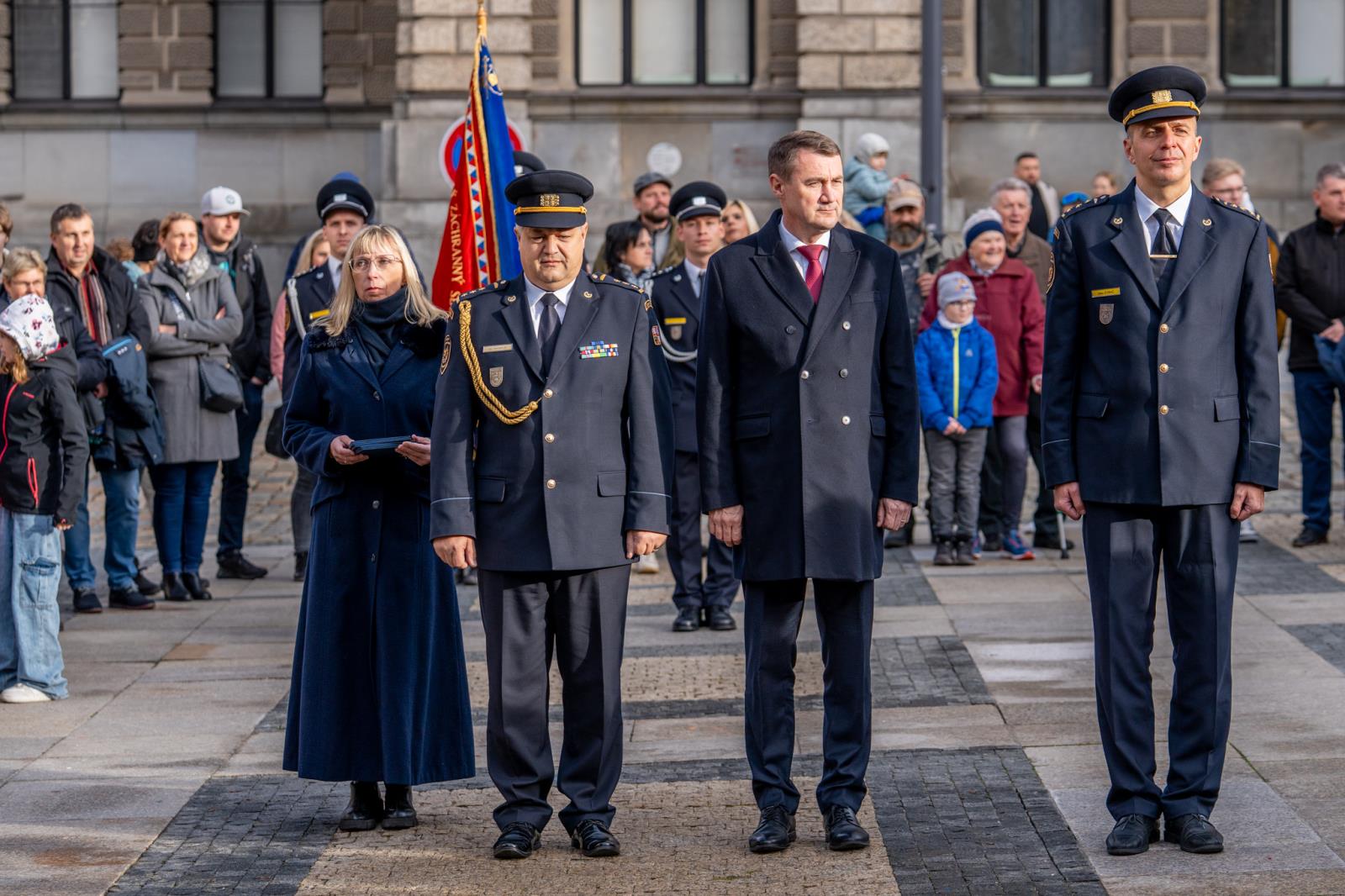 Foto ze slavnostního ceremoniálu před libereckou radnicí