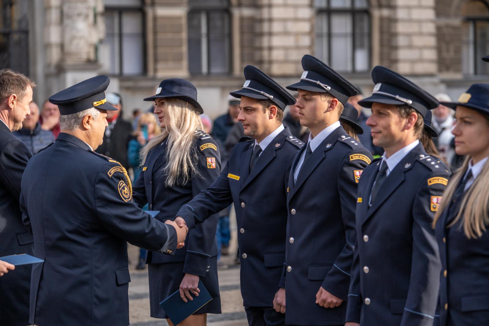 Foto ze slavnostního ceremoniálu před libereckou radnicí