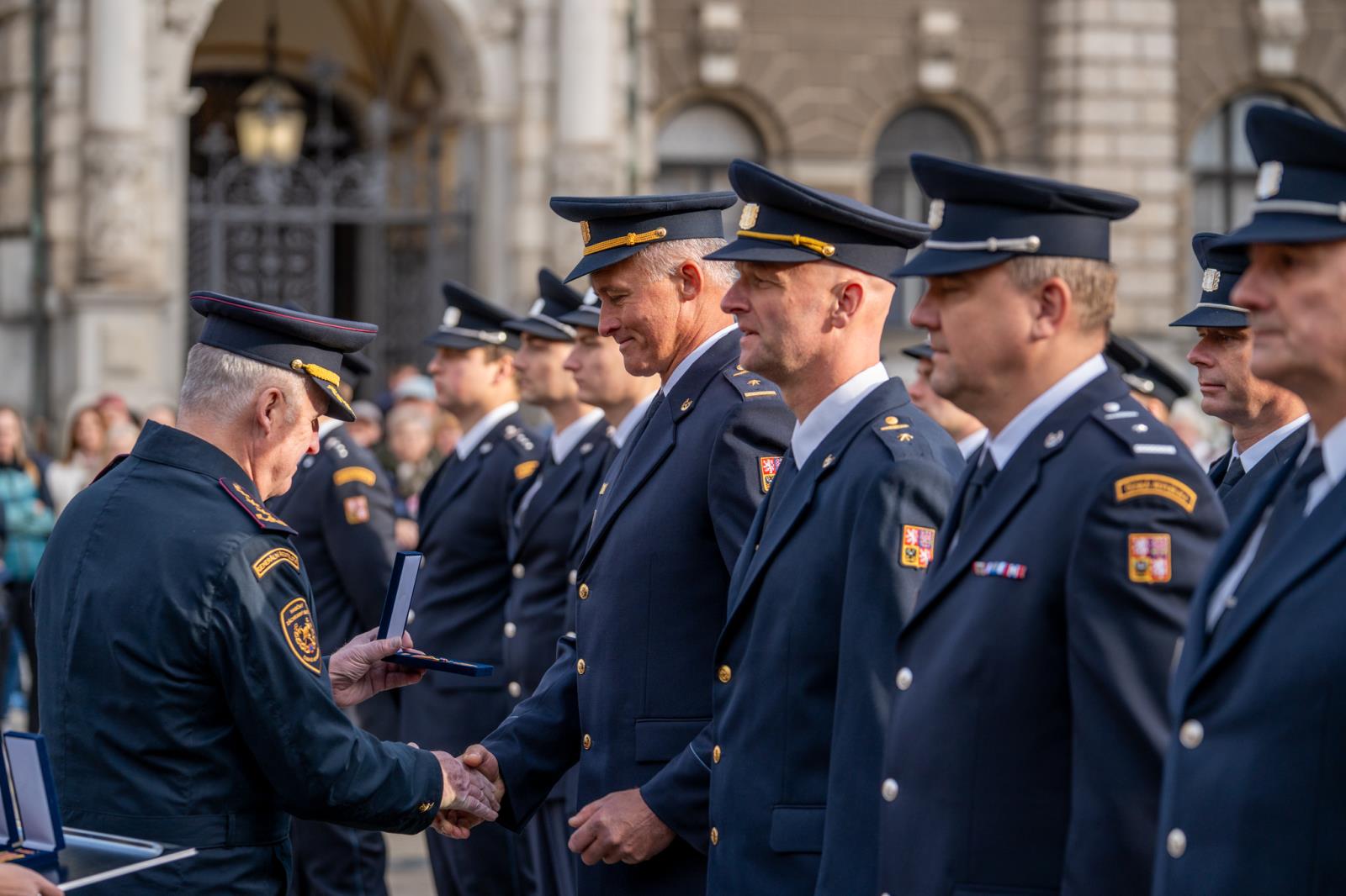 Foto ze slavnostního ceremoniálu před libereckou radnicí