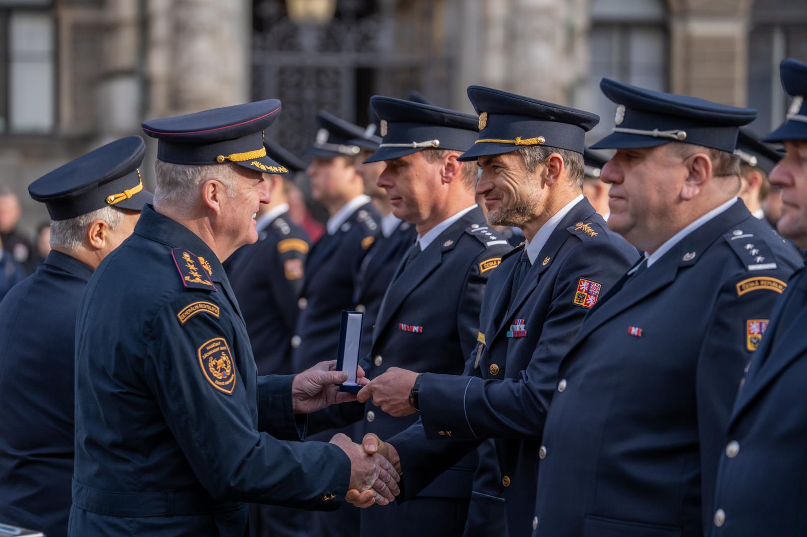 Foto ze slavnostního ceremoniálu před libereckou radnicí