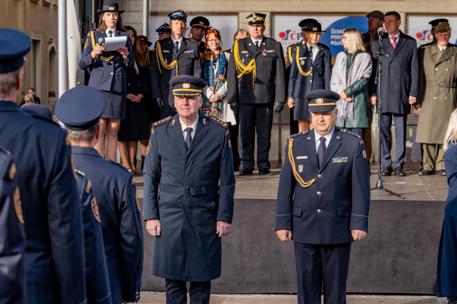 Foto ze slavnostního ceremoniálu před libereckou radnicí