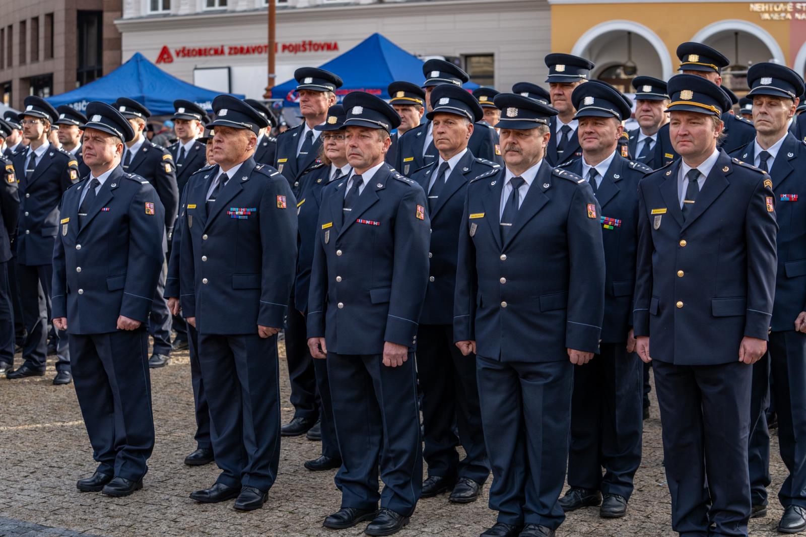 Foto ze slavnostního ceremoniálu před libereckou radnicí